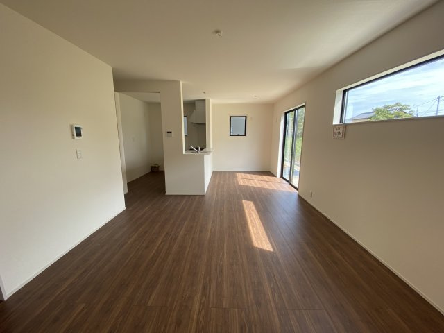 【いわき市泉町滝尻第2】　新築建売　4号棟　住宅ローンお任せください♪の居間・リビング|同施工◆リビングの写真です◆　休日はリビングで、ゆっくりとテレビ鑑賞など…楽しみが増えますね。　家族のコミュニケーションがより一層深まります。

