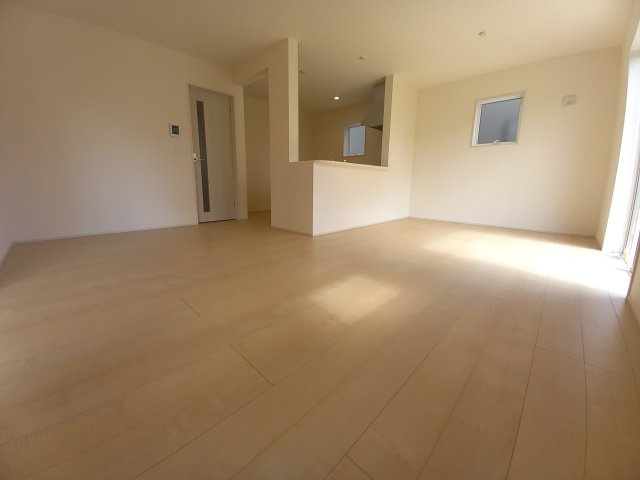 【いわき市泉町滝尻第2】　新築建売　4号棟　住宅ローンお任せください♪の前面道路含む現地写真|同施工　◆リビングの写真です◆　広々としたLDKに、自分好みのインテリアでレイアウト。季節ごとに模様替えなども、楽しみの一つとなりそうです♪

