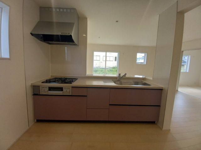 【いわき市泉町滝尻第2】　新築建売　4号棟　住宅ローンお任せください♪のキッチン|同施工◆キッチンの写真です◆　デザイン性と機能性を兼ね備えたキッチンです。　収納力も大満足◎　対面式キッチンは、家族の会話が途切れませんね♪


