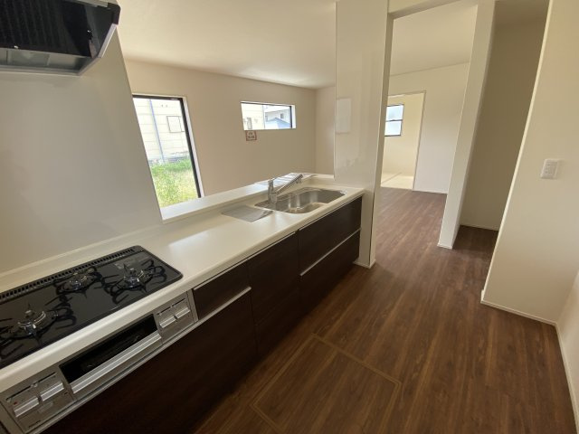 【いわき市泉町滝尻第2】　新築建売　4号棟　住宅ローンお任せください♪のキッチン|同施工◆キッチンの写真です◆　使い勝手の良いシステムキッチン！
家族の笑顔を見ながらするお料理は対面キッチンの特権ですね！
お料理しやすいキッチンです♪