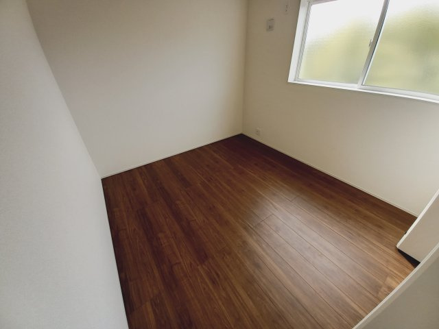 【いわき市泉町滝尻第2】　新築建売　2号棟　＼アクセス良好で県内各所通勤可能♪／の洋室|同施工◆居室の写真です◆　柔らかい陽光が差し込む明るいお部屋を演出☆　使い勝手の良い間取りなので、ご家族の状況の変化にも耐えられますね。

