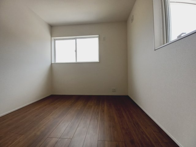 【いわき市泉町滝尻第2】　新築建売　2号棟　＼アクセス良好で県内各所通勤可能♪／の洋室|同施工◆居室の写真です◆　充分な広さの収納を備え、採光良好な洋室は、快適空間。プライベートの時間もゆったりお寛ぎ頂けそうです。

