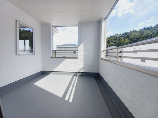 【いわき市泉町滝尻第2】　新築建売　2号棟　＼アクセス良好で県内各所通勤可能♪／のバルコニー|同施工◆バルコニーの写真です◆　
洗濯物から布団まで一度にたくさん干せて便利です♪
眺めのよいバルコニーで、あなただけのリラックスタイムを☆

