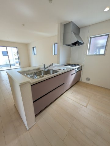 【いわき市泉町滝尻第2】　新築建売　2号棟　＼アクセス良好で県内各所通勤可能♪／のキッチン|同施工◆キッチンの写真です◆　目の前にリビングが広がる対面キッチンを採用、キッチンからリビング全体を見渡せる子育て中のご家族にも嬉しい造りです！キッチンでお料理をお楽しみください♪
