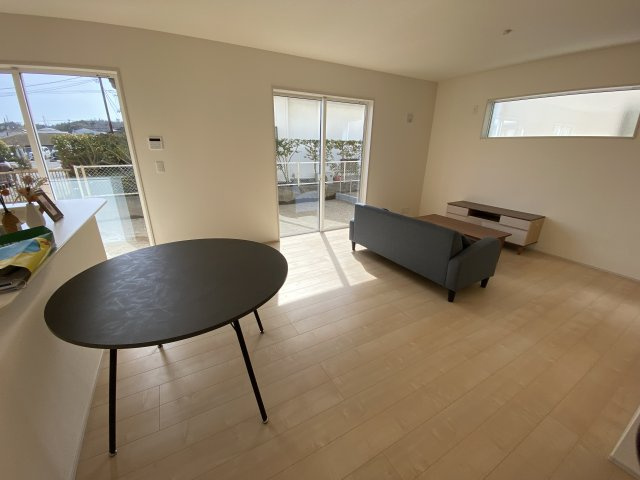 【内郷御厩町4丁目第1／全5棟　3号棟】　選べるマイホームキャンペーン実施中♪の居間・リビング|◆リビングの写真です◆　休日はリビングで、ゆっくりとテレビ鑑賞など…楽しみが増えますね。　家族のコミュニケーションがより一層深まります。

