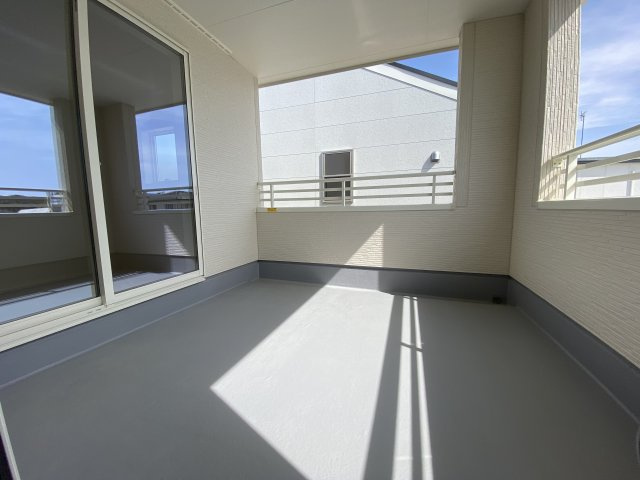 【内郷御厩町4丁目第1／全5棟　3号棟】　選べるマイホームキャンペーン実施中♪のバルコニー|広々としたバルコニーです