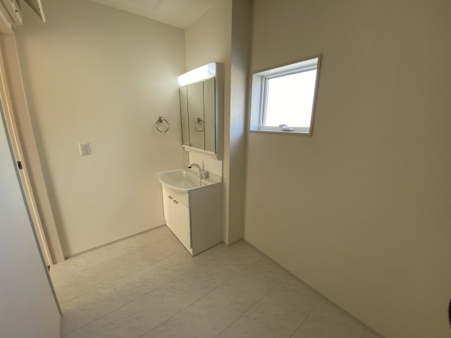 【内郷御厩町4丁目第1／全5棟　3号棟】　選べるマイホームキャンペーン実施中♪の独立洗面台|洗面台は朝をすっきりさせてくれる空間としては大切な空間です。バタバタしている忙しい朝でも収納が多い洗面台では短い時間で効率良く支度ができます。

