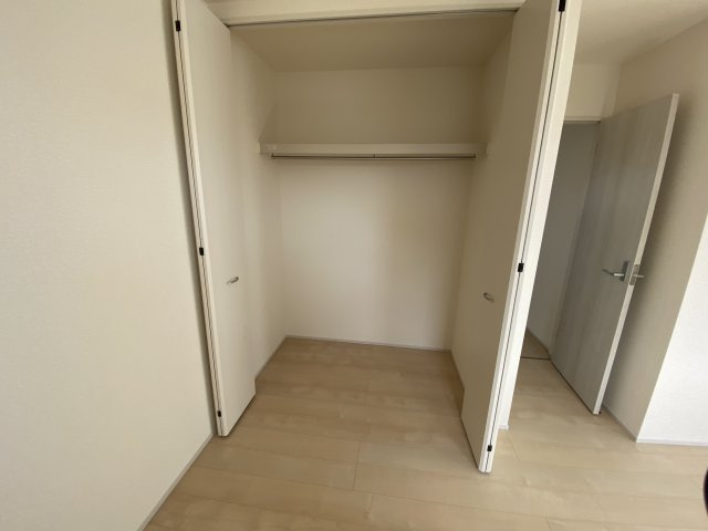 【内郷御厩町4丁目第1／全5棟　3号棟】　選べるマイホームキャンペーン実施中♪の収納|衣類やカバンなどたっぷりと収納可能です！生活感のあるものを隠して置けるからお部屋をスッキリと見せやすいです。

