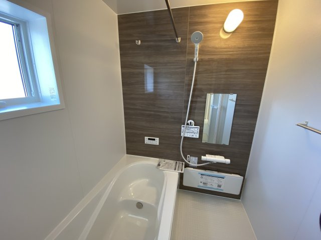 【内郷御厩町4丁目第1／全5棟　3号棟】　選べるマイホームキャンペーン実施中♪の浴室|◆ユニットバスの写真です◆　毎日の疲れを癒す広々とした浴室は、足を伸ばしてゆっくりとくつろげます♪　好きな音楽を聴いたり、動画を見たり、半身浴をして　自分だけの癒し時間が楽しめますね！