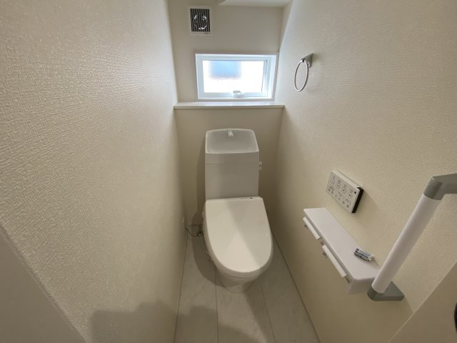 【内郷御厩町4丁目第1／全5棟　3号棟】　選べるマイホームキャンペーン実施中♪のトイレ|便器にフチがないので汚れが隠れて見えない部分がありません。 お手入れがとってもラクラクです♪　一階、二階にそれぞれトイレがございますので、ご家族の多い方でも安心ですね♪

