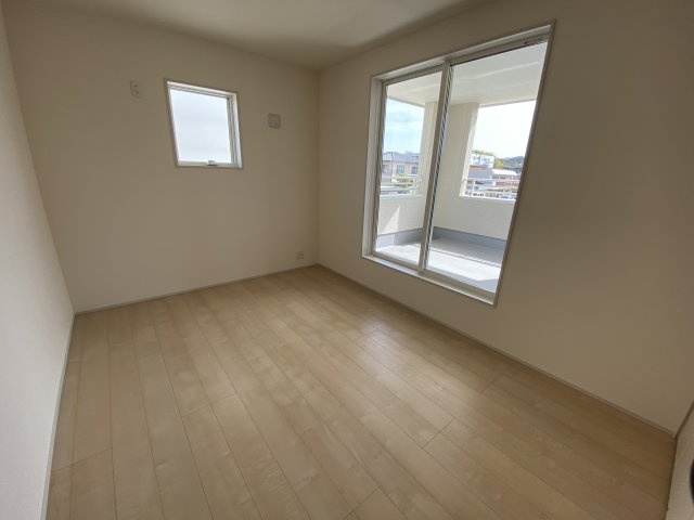 【内郷御厩町4丁目第1／全5棟　3号棟】　選べるマイホームキャンペーン実施中♪の洋室|◆居室の写真です◆　充分な広さの収納を備え、採光良好な洋室は、快適空間。プライベートの時間もゆったりお寛ぎ頂けそうです。

