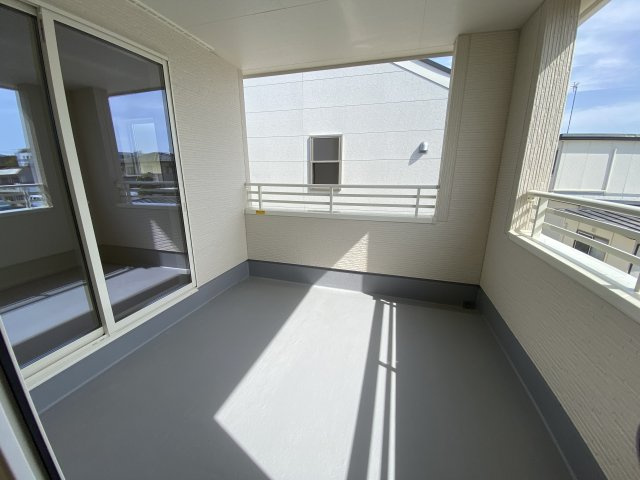 【内郷御厩町4丁目第1／全5棟　3号棟】　選べるマイホームキャンペーン実施中♪のバルコニー|◆バルコニーの写真です◆　
洗濯物から布団まで一度にたくさん干せて便利です♪
眺めのよいバルコニーで、あなただけのリラックスタイムを☆

