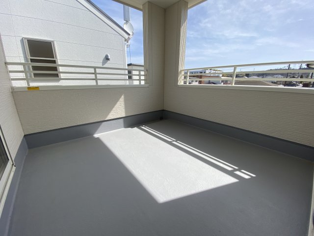 【内郷御厩町4丁目第1／全5棟　3号棟】　選べるマイホームキャンペーン実施中♪のバルコニー|◆バルコニーの写真です◆明るく風通しの良い空間です。バルコニーには二部屋から出入りできます♪たくさん干せてよく乾き、いつもふかふかの洗濯物！心地よい日差しやさわやかな風を感じることができます
