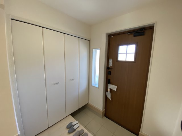 【内郷御厩町4丁目第1／全5棟　3号棟】　選べるマイホームキャンペーン実施中♪の玄関|玄関の写真です。断熱玄関ドアなので、冷気や暖気の侵入や流出を抑えてくれます。
お洒落で明るい玄関は、お客様にも喜ばれそうです♪♪

