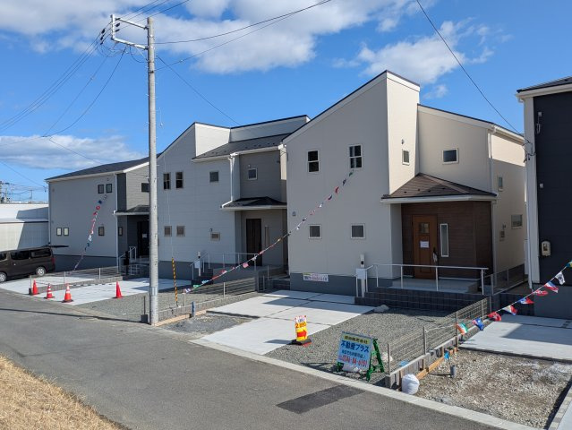 【内郷御厩町4丁目第1／全5棟　3号棟】　選べるマイホームキャンペーン実施中♪の前面道路含む現地写真|◆外観の写真です◆　
＼楽しみが広がる憧れのマイホーム (^^♪／
子供部屋や主寝室などお部屋の使い分けができ、ファミリー層が暮らしやすい4LDKです！

