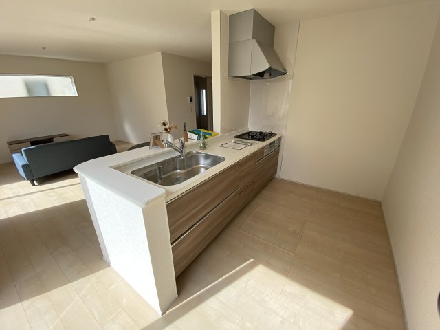 【内郷御厩町4丁目第1／全5棟　3号棟】　選べるマイホームキャンペーン実施中♪のキッチン|◆キッチンの写真です◆
料理好きな人必見♪キッチンスペース広々！
対面式キッチンですので、お食事の準備をしながらご家族との会話を楽しめます☆
