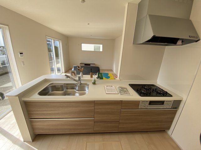 【内郷御厩町4丁目第1／全5棟　3号棟】　選べるマイホームキャンペーン実施中♪のキッチン|◆キッチンの写真です◆　とにかくものが多くなりがちなキッチン空間。システムキッチンは見た目スッキリなのに収納力たっぷりです♪さらに床下収納もあります。

