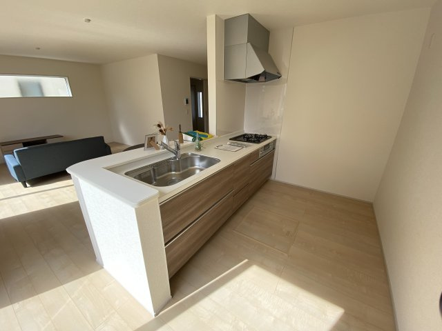 【内郷御厩町4丁目第1／全5棟　3号棟】　選べるマイホームキャンペーン実施中♪のキッチン|◆キッチンの写真です◆　使い勝手の良いシステムキッチン！
家族の笑顔を見ながらするお料理は対面キッチンの特権ですね！
お料理しやすいキッチンです♪