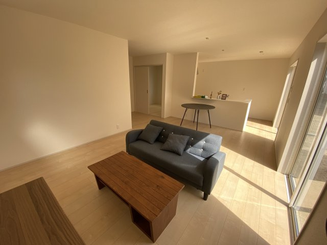 【内郷御厩町4丁目第1／全5棟　3号棟】　選べるマイホームキャンペーン実施中♪の居間・リビング|◆リビングの写真です◆木の温もりがやさしいフローリングは安らぎをもたらすプライベート空間♪大きな窓のあるリビングは、陽光あふれる明るく居心地も良くご家族皆がゆったり寛げる憩いの空間となりそうです