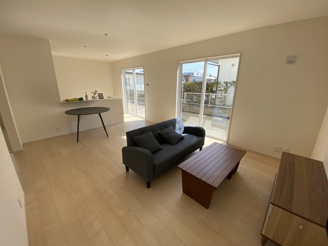 【内郷御厩町4丁目第1／全5棟　3号棟】　選べるマイホームキャンペーン実施中♪の居間・リビング|◆リビングの写真です◆　広々としたLDKに、自分好みのインテリアでレイアウト。季節ごとに模様替えなども、楽しみの一つとなりそうです♪