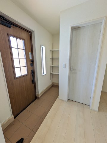 【いわき市平上荒川第4／全2棟　1号棟】　平第五小・平第三中の玄関|ゆったりとした玄関です