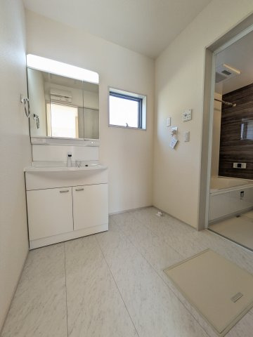 【いわき市平上荒川第4／全2棟　1号棟】　平第五小・平第三中の独立洗面台|同施工◆洗面所の写真です◆清潔感のある、使い勝手の良い洗面台は、朝が気持ちよく迎えられそうです。三面の鏡をすべて使い、収納スペースをしっかり確保してあるので、歯ブラシなどの収納に便利ですね♪


