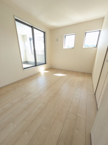 【いわき市平上荒川第4／全2棟　1号棟】　平第五小・平第三中の洋室|◆居室の写真です◆　柔らかい陽光が差し込む明るいお部屋を演出☆　使い勝手の良い間取りなので、ご家族の状況の変化にも耐えられますね。


