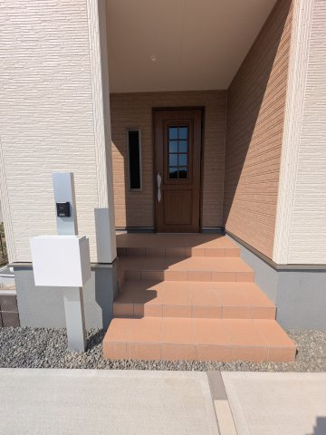 【いわき市平上荒川第4／全2棟　1号棟】　平第五小・平第三中の玄関|◆玄関の写真です◆
玄関の写真です。断熱玄関ドアなので、冷気や暖気の侵入や流出を抑えてくれます。
お洒落で明るい玄関は、お客様にも喜ばれそうです♪♪

