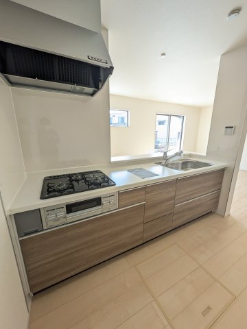 【いわき市平上荒川第4／全2棟　1号棟】　平第五小・平第三中のキッチン|◆キッチンの写真です◆　とにかくものが多くなりがちなキッチン空間。システムキッチンは見た目スッキリなのに収納力たっぷりです♪さらに床下収納もあります。

