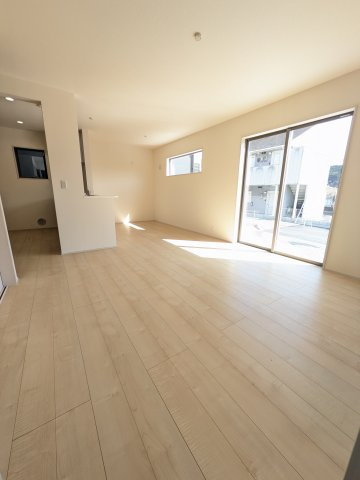 【いわき市平上荒川第4／全2棟　1号棟】　平第五小・平第三中の居間・リビング|◆リビングの写真です◆木の温もりがやさしいフローリングは安らぎをもたらすプライベート空間♪大きな窓のあるリビングは、陽光あふれる明るく居心地も良くご家族皆がゆったり寛げる憩いの空間となりそうです