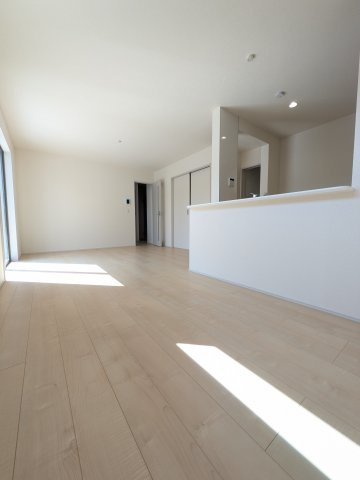 【いわき市平上荒川第4／全2棟　1号棟】　平第五小・平第三中の居間・リビング|◆キッチンの写真です◆　使い勝手の良いシステムキッチン！
家族の笑顔を見ながらするお料理は対面キッチンの特権ですね！
お料理しやすいキッチンです♪