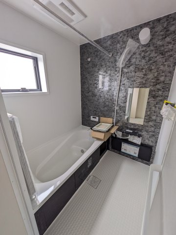 【いわき市泉町滝尻第2／１号棟】オシャレなデザイナーズ新築戸建♪　の浴室|同施工◆ユニットバスの写真です◆　フルオート機能で、時間帯を気にせず、家族全員が暖かい湯船に浸かることができます。一日の疲れを癒してくれそうですね♪

