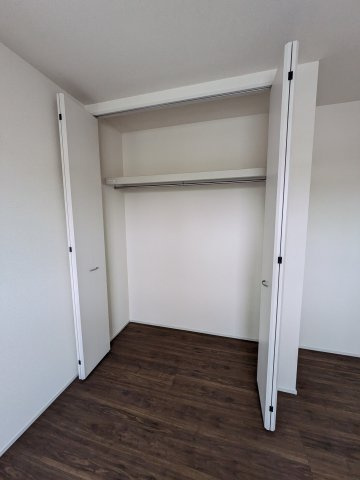 【いわき市泉町滝尻第2／１号棟】オシャレなデザイナーズ新築戸建♪　の収納|同施工◆収納スペースの写真です◆　衣類やカバンなどたっぷりと収納可能です！生活感のあるものを隠して置けるからお部屋をスッキリと見せやすいです。

