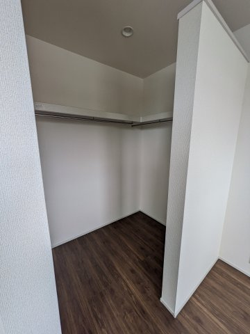 【いわき市泉町滝尻第2／１号棟】オシャレなデザイナーズ新築戸建♪　の収納|◆収納スペースの写真です◆　衣類やカバンなどたっぷりと収納可能です！生活感のあるものを隠して置けるからお部屋をスッキリと見せやすいです。





