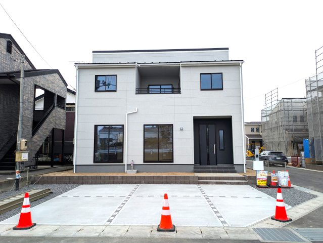 【いわき市泉町滝尻第2／１号棟】オシャレなデザイナーズ新築戸建♪　の駐車場|◆カースペースの写真です◆
陽当りの良い駐車場は週末の洗車も快適です♪お車の他にも、自転車をとめられそうなスペースもございます。
