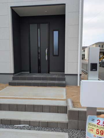 【いわき市泉町滝尻第2／１号棟】オシャレなデザイナーズ新築戸建♪　の玄関|◆玄関の写真です◆
お洒落な玄関は気分が良いですね♪広々とした玄関になっております。　ご両親やお友達が来ても、靴の置き場に困ることはありません。収納力たっぷりで、整理整頓も楽ちんですね。


