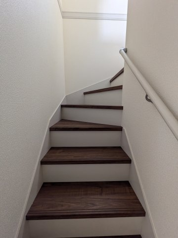 【いわき市泉町滝尻第2／１号棟】オシャレなデザイナーズ新築戸建♪　の内装|◆階段の写真です◆　
階段は家族がほぼ毎日通る動線の為、安全上の配慮が必要です！
階段は手すり付きなので、小さなお子様からご年配の方まで安心ですね♪



