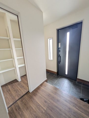 【いわき市泉町滝尻第2／１号棟】オシャレなデザイナーズ新築戸建♪　の玄関|◆玄関の写真です◆
お洒落な玄関は気分が良いですね♪広々とした玄関になっております。　ご両親やお友達が来ても、靴の置き場に困ることはありません。収納力たっぷりで、整理整頓も楽ちんですね。


