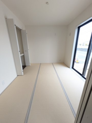 【いわき市泉町滝尻第2／１号棟】オシャレなデザイナーズ新築戸建♪　の和室|◆和室の写真です◆　和室には押入もございますので、お布団などを収納しておけば、来客の際にもサッと出せて便利ですね。