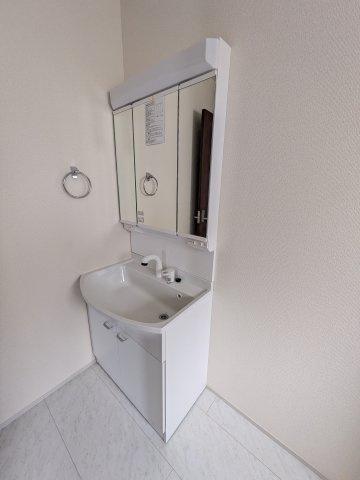 【いわき市泉町滝尻第2／１号棟】オシャレなデザイナーズ新築戸建♪　の独立洗面台|◆洗面所の写真です◆　洗面台は朝をすっきりさせてくれる空間としては大切な空間です。バタバタしている忙しい朝でも収納が多い洗面台では短い時間で効率良く支度ができます。

