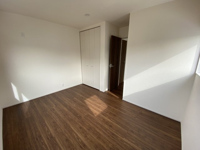 【いわき市泉町滝尻第2】　8号棟　●6号バイパスへのアクセス良好の洋室|同施工　ちょっとした収納スペースも充実しています