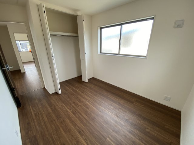 【いわき市泉町滝尻第2】　8号棟　●6号バイパスへのアクセス良好の洋室|同施工◆居室の写真です◆　木の温もりがナチュラルでくつろげる空間ですね♪　子供部屋としても、寝室としても、どんなインテリアにしようか…選ぶ楽しみが増えますね♪