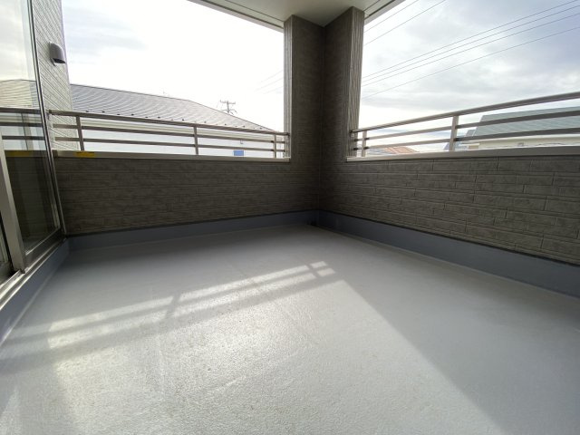 【いわき市泉町滝尻第2】　8号棟　●6号バイパスへのアクセス良好のバルコニー|同施工◆バルコニーの写真です◆バルコニーには二部屋から出入りできます♪たくさん干せてよく乾き、いつもふかふかの洗濯物！心地よい日差しやさわやかな風を感じることができます。

