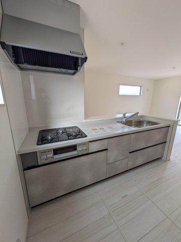 【いわき市泉町滝尻第2】　8号棟　●6号バイパスへのアクセス良好のキッチン|同施工◆キッチンの写真です◆　目の前にリビングが広がる対面キッチンを採用、キッチンからリビング全体を見渡せる子育て中のご家族にも嬉しい造りです！キッチンでお料理をお楽しみください♪
