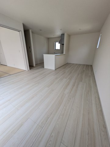 【いわき市泉町滝尻第2】　8号棟　●6号バイパスへのアクセス良好のキッチン|同施工◆リビングの写真です◆　休日はリビングで、ゆっくりとテレビ鑑賞など…楽しみが増えますね。　家族のコミュニケーションがより一層深まります。

