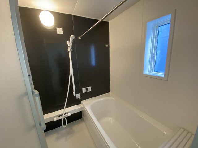 【いわき市錦町第32】　1号棟　※必ずもらえる選べるキャンペーン実施中！の浴室|同施工■□■ユニットバスの写真です■□■　高断熱浴槽なので、温めたお湯の熱を逃がしにくくし、しっかり断熱してくれるので、入浴の時間帯がバラバラでも安心ですね♪