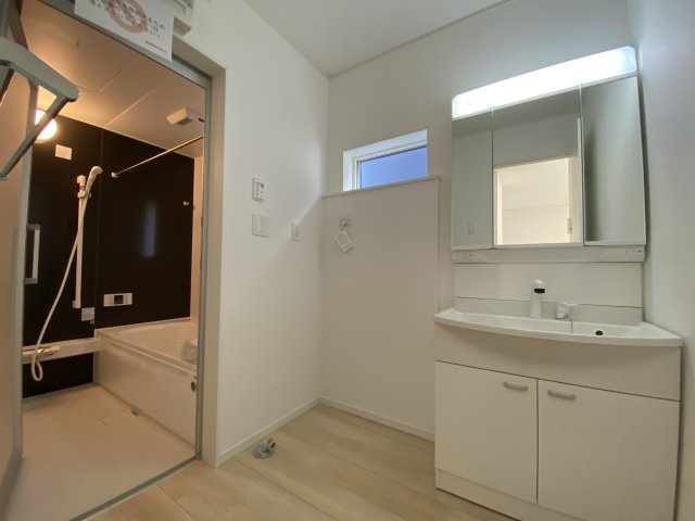 【いわき市錦町第32】　1号棟　※必ずもらえる選べるキャンペーン実施中！の独立洗面台|同施工■□■洗面所の写真です■□■　使い勝手の良い洗面台は、奥様の身支度の時間も楽しくなりそうですね。