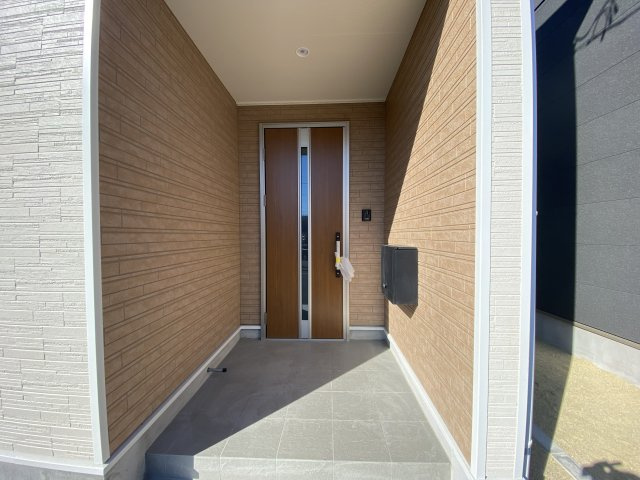 【いわき市錦町第32】　1号棟　※必ずもらえる選べるキャンペーン実施中！の玄関|同施工◆玄関の写真です◆
お洒落な玄関からの外出は気分が良いですね♪　　玄関床タイルは、掃除がしやすく、表面はノンスリップ仕上なので、雨の日 もすべりにくくて安心です。




