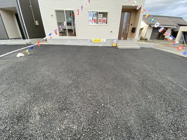 【いわき市錦町第32】　1号棟　※必ずもらえる選べるキャンペーン実施中！の駐車場|同施工◆カースペースの写真です◆
陽当りの良い駐車場は週末の洗車も快適です♪お車の他にも、自転車をとめられそうなスペースもございます。
