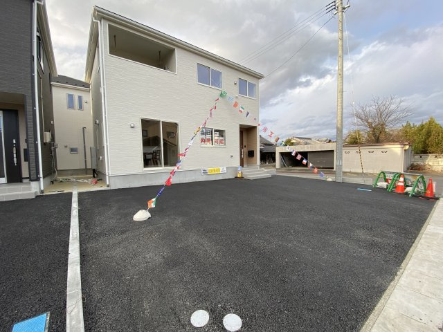 【いわき市錦町第32】　1号棟　※必ずもらえる選べるキャンペーン実施中！の前面道路含む現地写真|同施工◆外壁仕上げ材は窯業系サイディング。裏面に付着した汚れが、雨水によって流れ落ちやすい「防汚機能付きサイディング」を採用。外壁の美しさが長持ちします♪